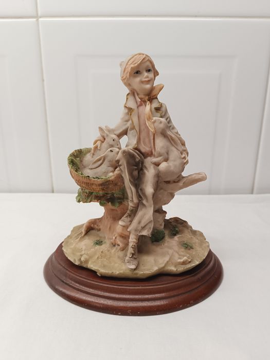 Estátua Menino Sentado. Marfinite. 19 cm