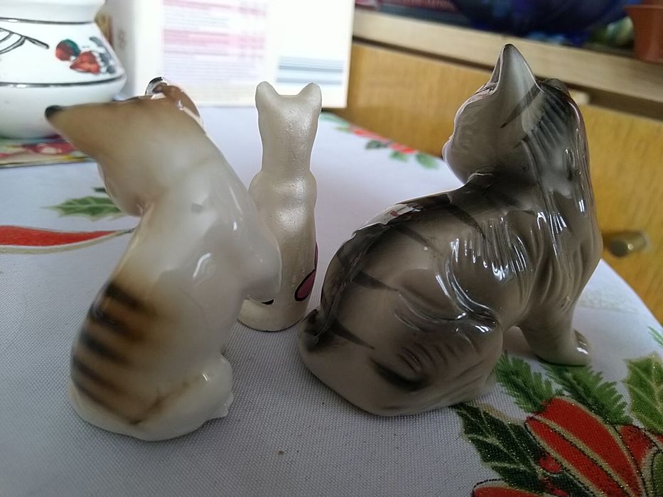 Zestaw kotków ceramicznych.