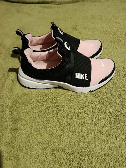 Кросівки жіночі 38 розміру