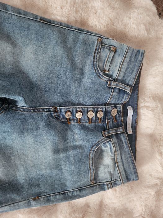 Jenasy z przetarciami dziurami kilkoma guzikami