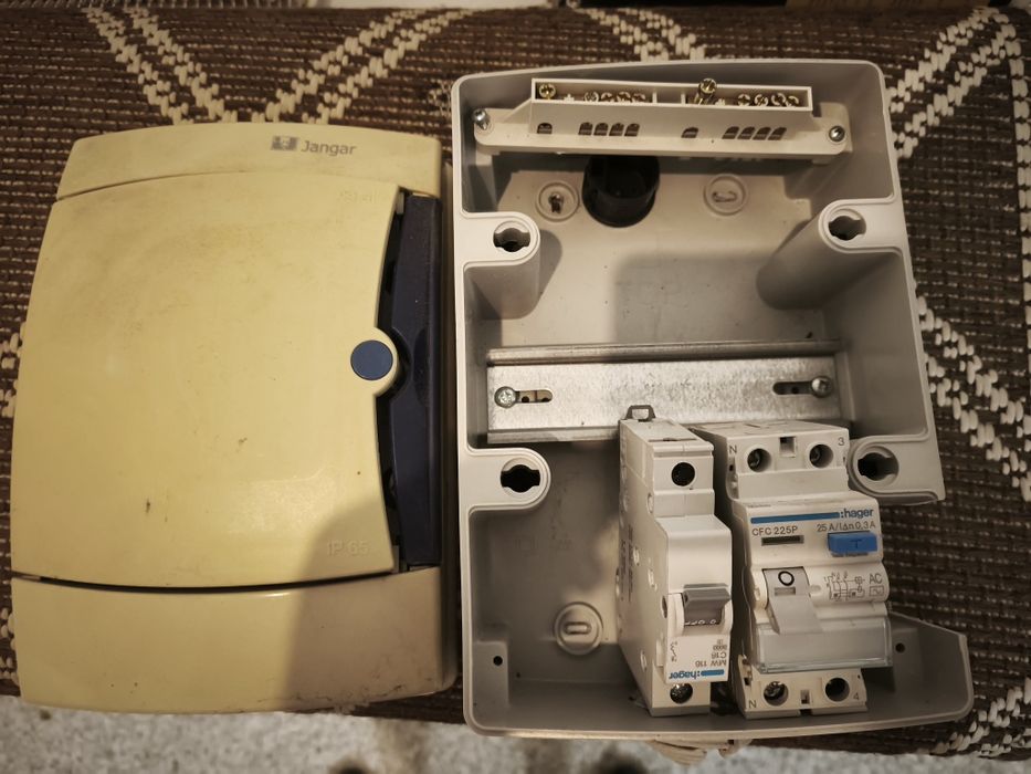 Quadro elétrico completo Jangar IP65 com aparelhagem Hager – usado, em bom estado.