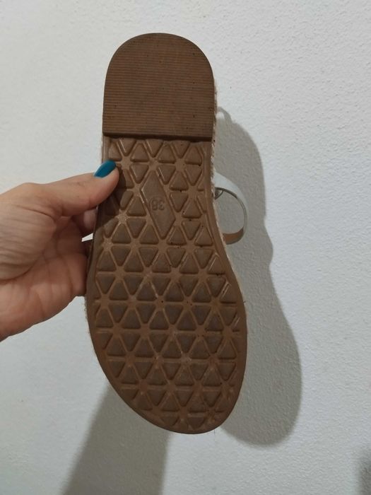 Sandálias rasas tons prata