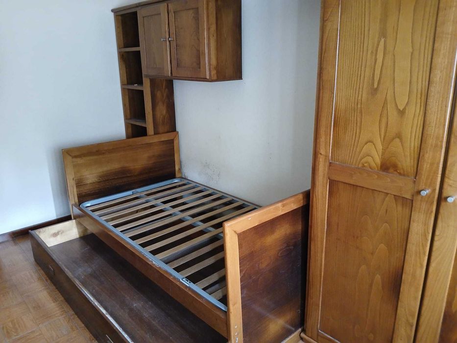 Vendo quarto estúdio com secretária e estante (Possibilidade venda em separado)