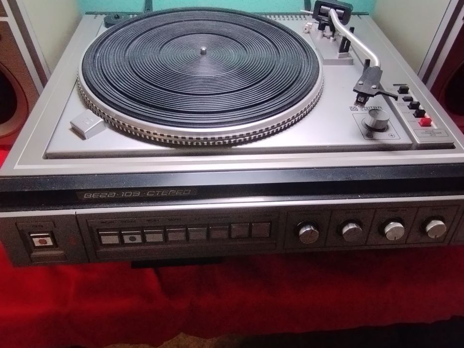 Кассетный магнитофон Маяк 233 Стерео проигрыватель Вега 109-АК15АС109