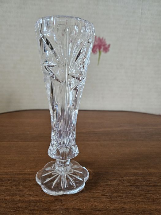 Кришталева ваза на ніжці