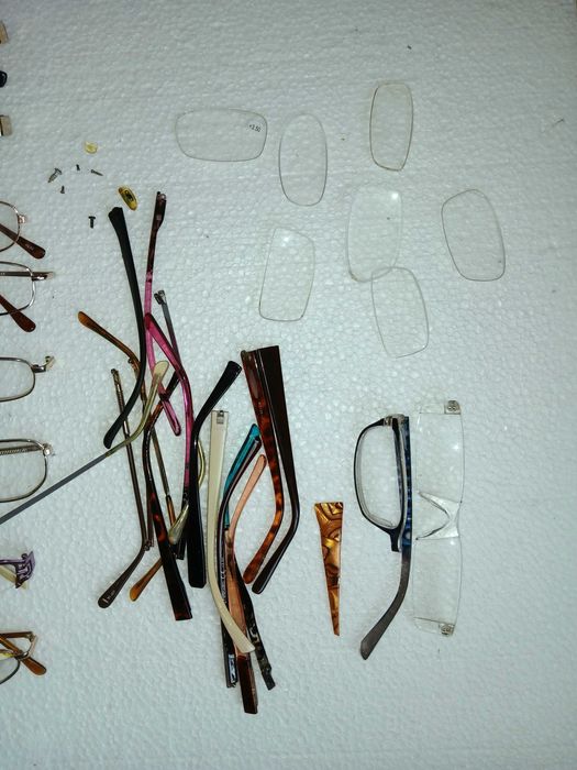 Uszkodzone okulary na części