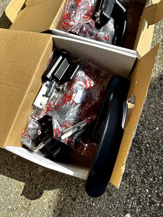 Puxadores e dobradiças Stac pretas