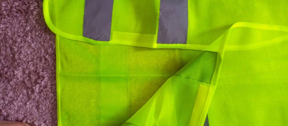 Жилет сигнальний з світловідбиваючою стрічкою на липучцв