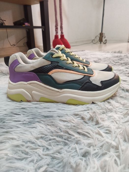 Яскраві кросівки Reserved 40 розмір