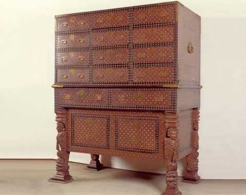 Mobiliário antigo e mid century, arte sacra, antiguidades, etc