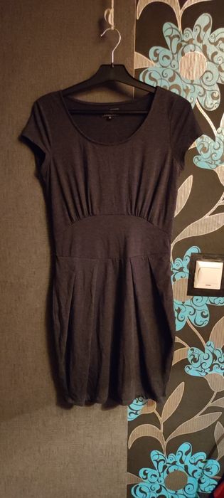 Ciemno szara sukienka , Reporter