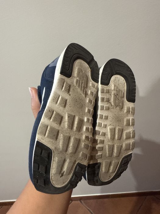 Sapatilhas azuis New Balance tamanho 26