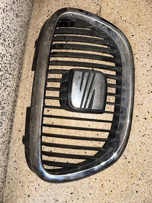 Farol direito seat leon e grelha frontal
