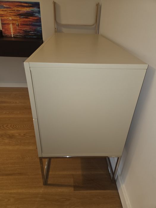 Cómoda de 2 gavetas com pés inox, lac. Mate beije