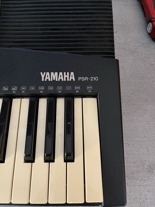 YAMAHA psr-210+ подставка для нот в хорошем визуальном состояние