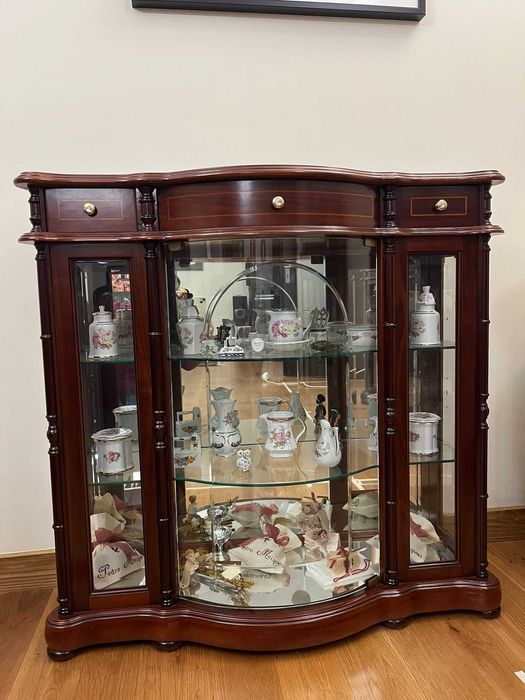 Móvel decorativo com portas em vidro