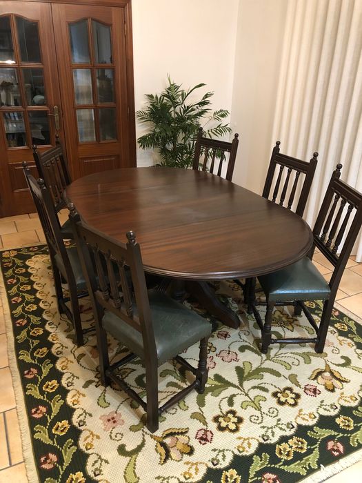 Conjunto de mesa e cadeiras
