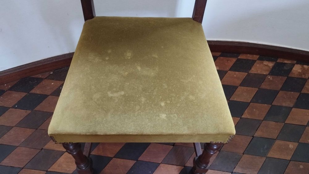 Conjunto de 2 Cadeiras Antigas em Madeira, com Assento Almofadado