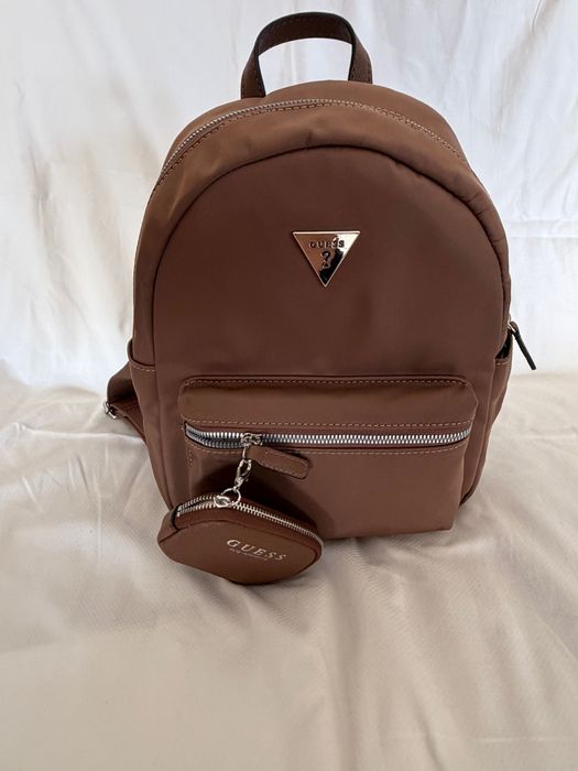 Mochila Guess castanha com necessaire