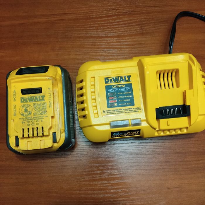 Зарядна станція DCB 118 (220 v)