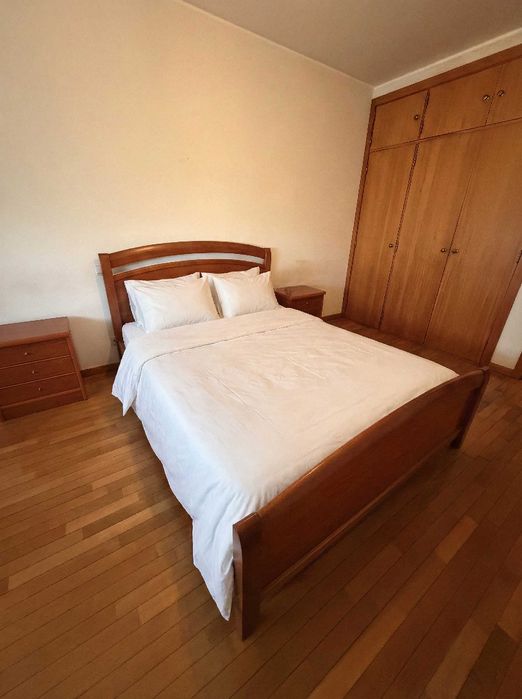 Mobiliário de Quarto em Madeira – Design Clássico e Funcional