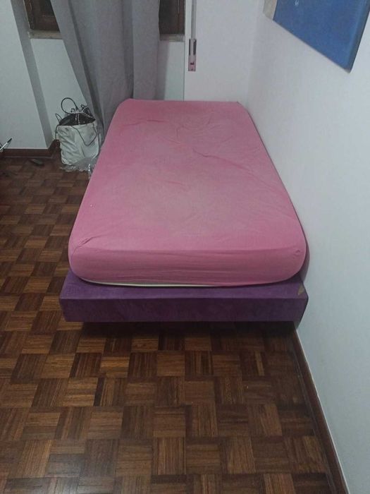 Cama de solteiro estofada roxa com colchão