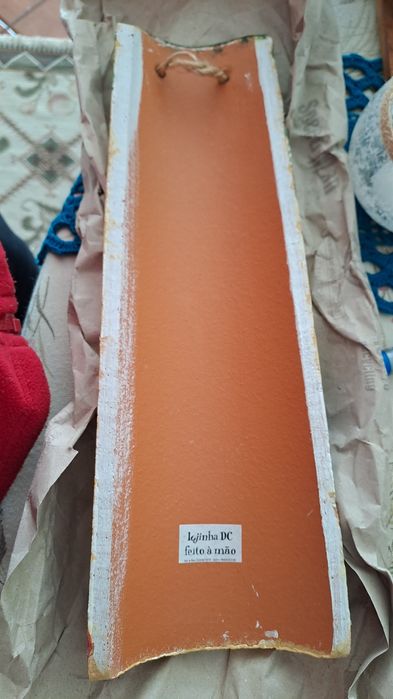 Telha pintada à mão com motivos florais