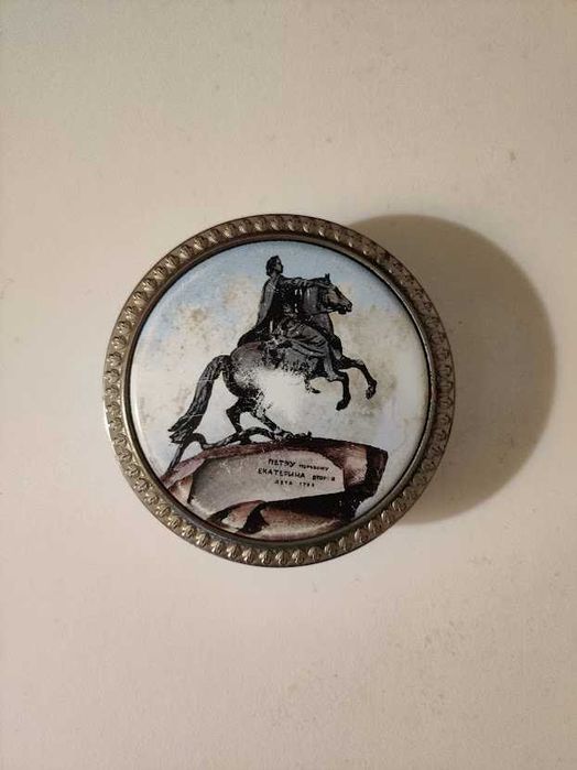 Винтажная пудренница с зеркалом.