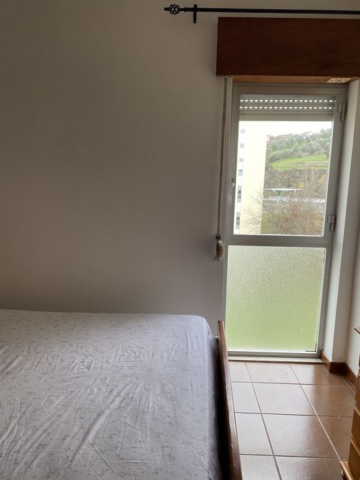 Quarto espaçoso, luminoso e pronto a entrar