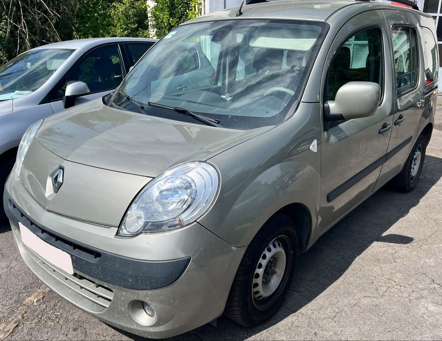 Reunult Kangoo adaptada a carrinha de rodas