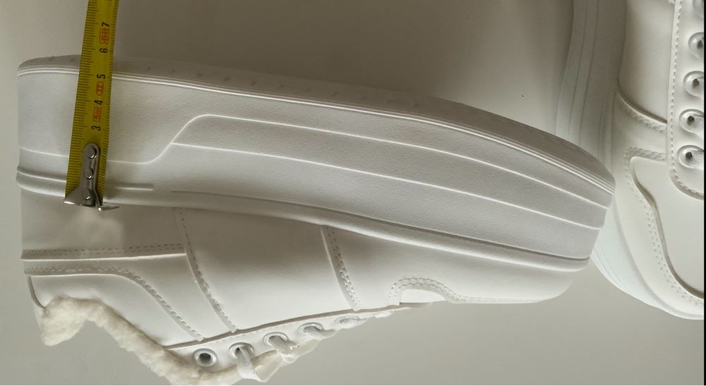 Białe  ucieplane buty na wysokiej koturnie