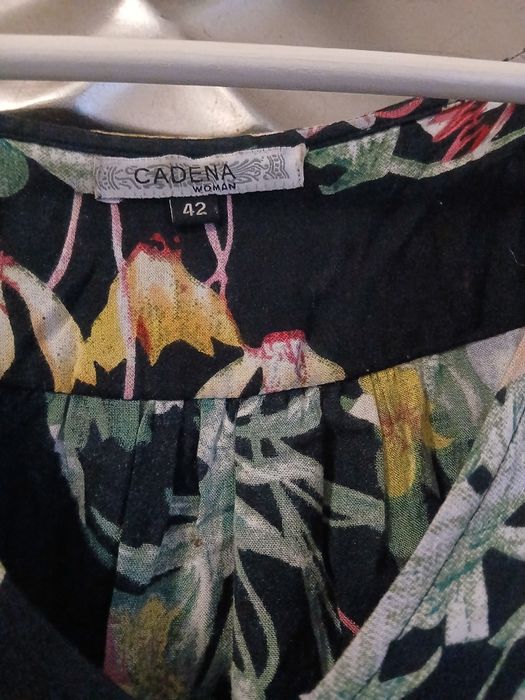 Vestido fundo preto com flores