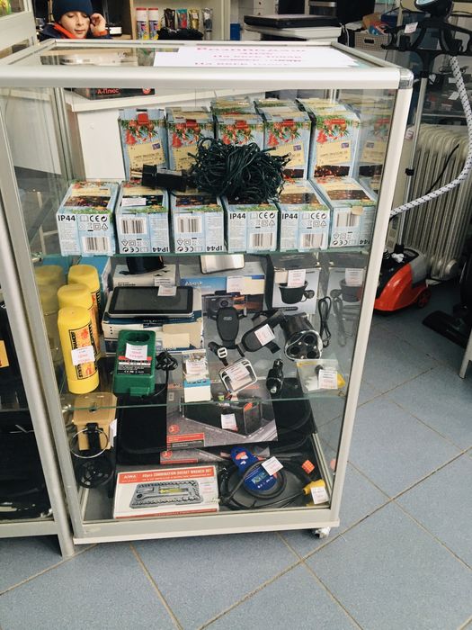 Полиці скляні та деревяні