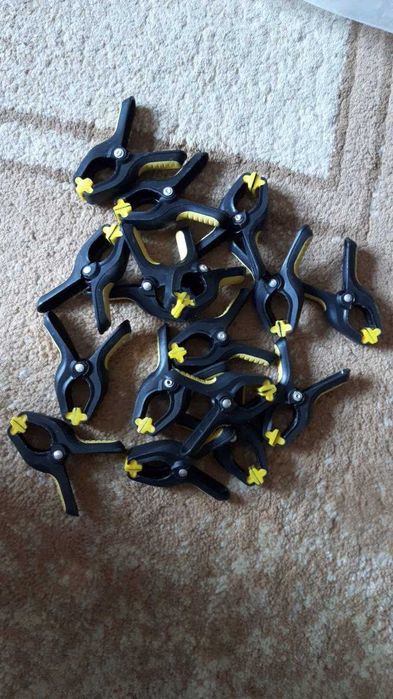 Зажимы, зажими, прищепки, клещи, кліщі для фиксации дисплея