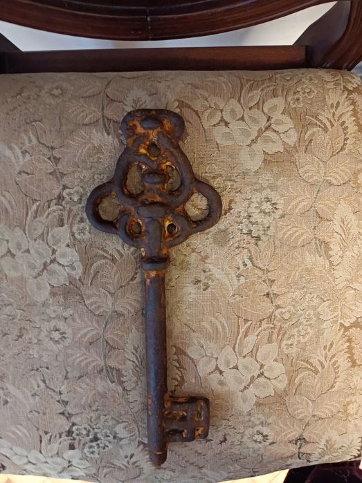 Średniowieczny klucz do starego zamczyska.Antyk 909 g