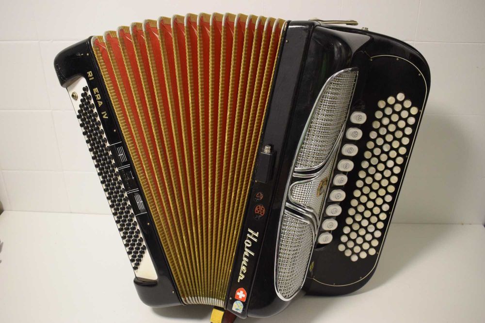 Acordeao Hohner riveira VI 4 Voz. N 246