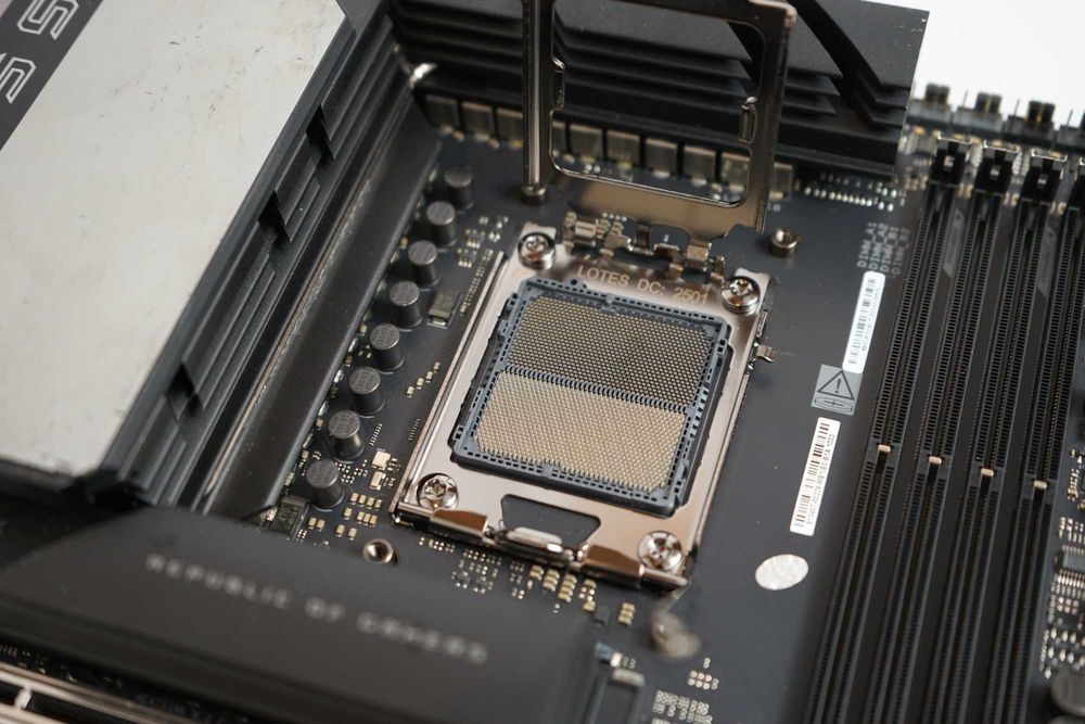 Материнська плата ASUS ROG X870E Crosshair Hero