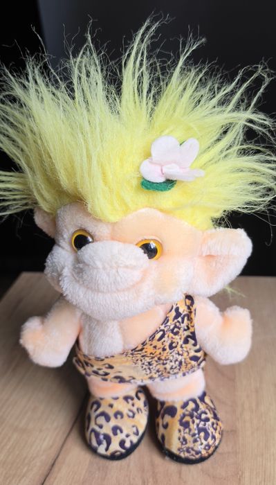 Maskotka retro troll lata 90 jaskiniowiec Trolio Trolls