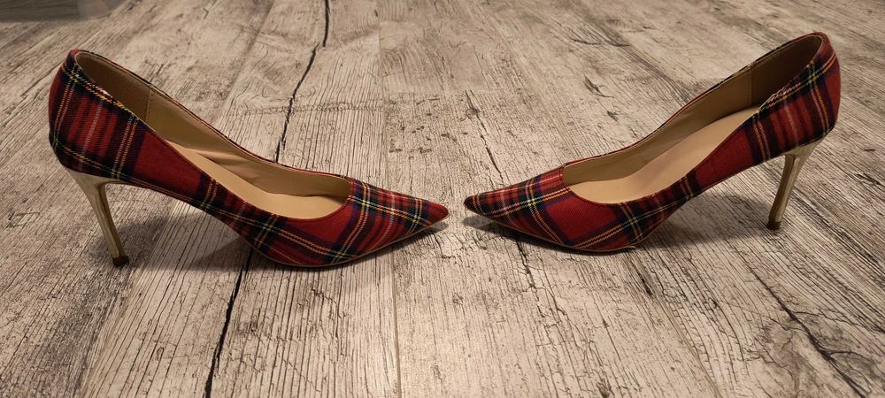 Buty, szpilki, czerwone w kratkę