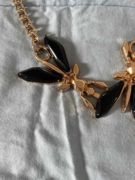 Colar dourado com insectos