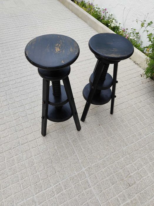 Bancos altos de bar em madeira, pintados em preto