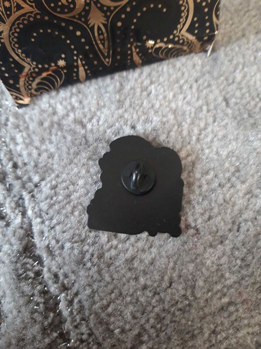 Emaliowany pin broszka Queen of the night shift