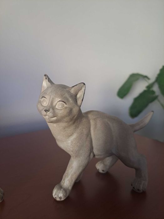Estatuetas de gatos cinzentos
