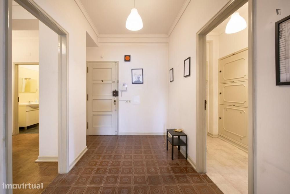 Quarto - localizado em Roma-Areeiro Lisbon