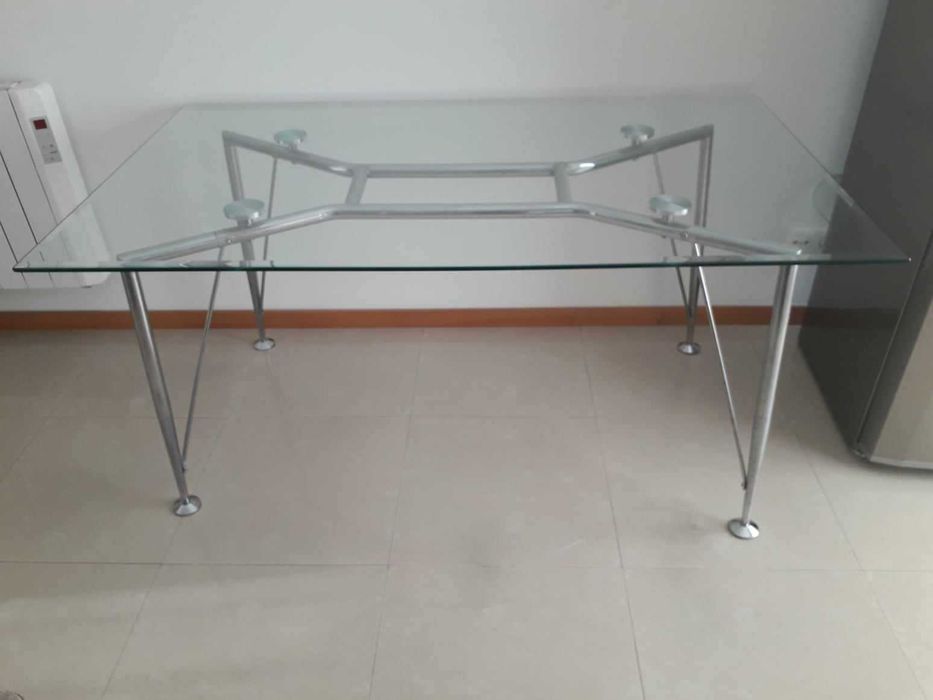 Mesa de jantar com tampo de vidro