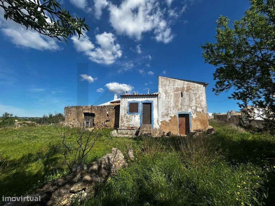 Excellent opportunity in the Algarve: ruin with 1.5 ha plot and location