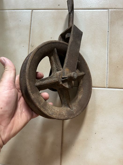 Roldana / polia em ferro maciço com gancho 19.50 cm diâmetro