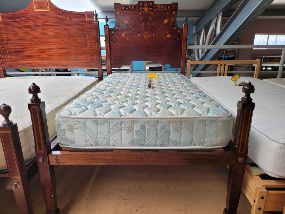 Cama de solteiro antiga em madeira maciça com estrado e colchão - ópt