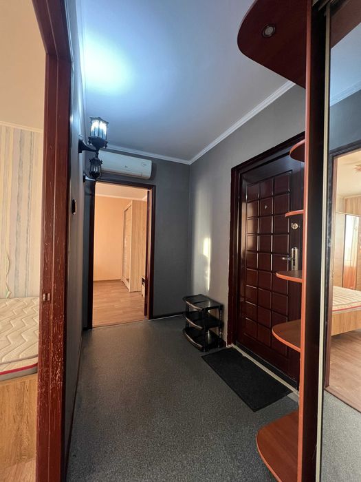 Простора 2-к квартира ,середний поверх