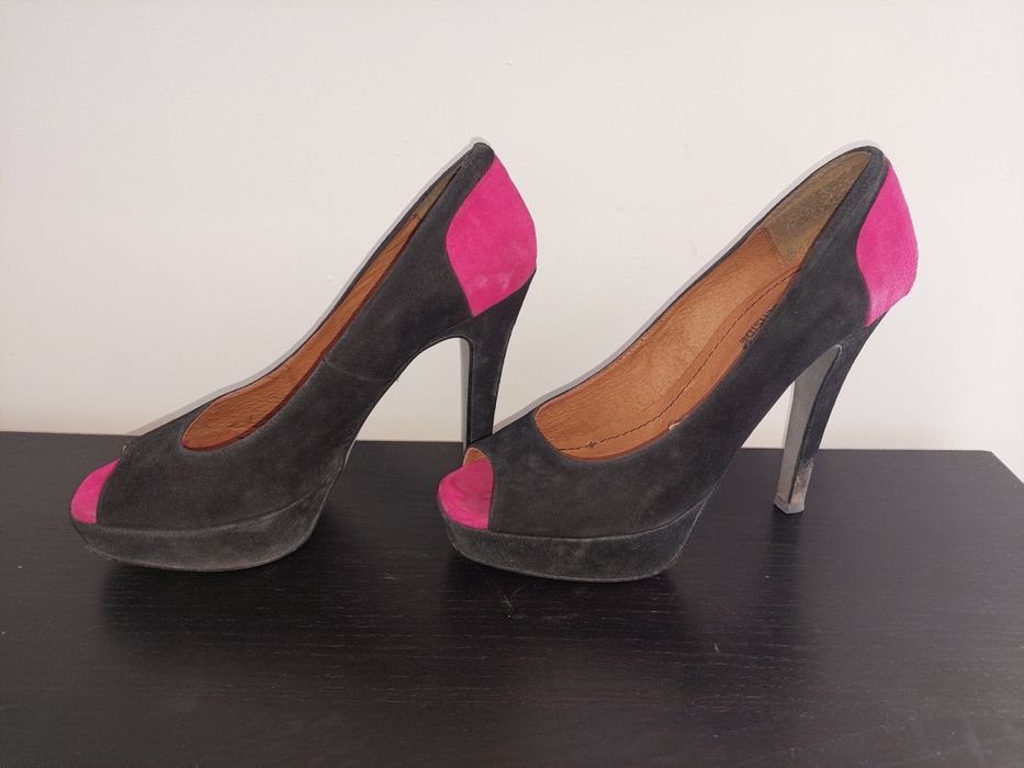 Sapatos de salto em Camurça